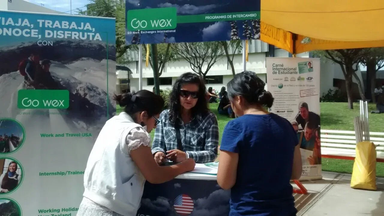 Go Wex atendiendo a estudiantes en una feria